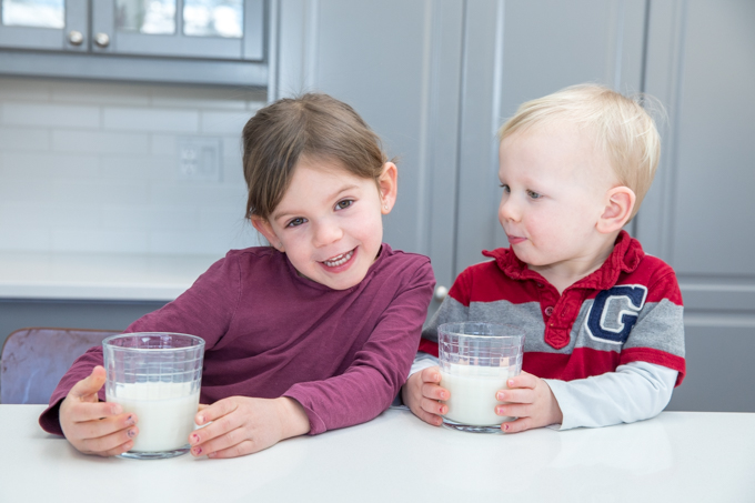 kids drinking milk