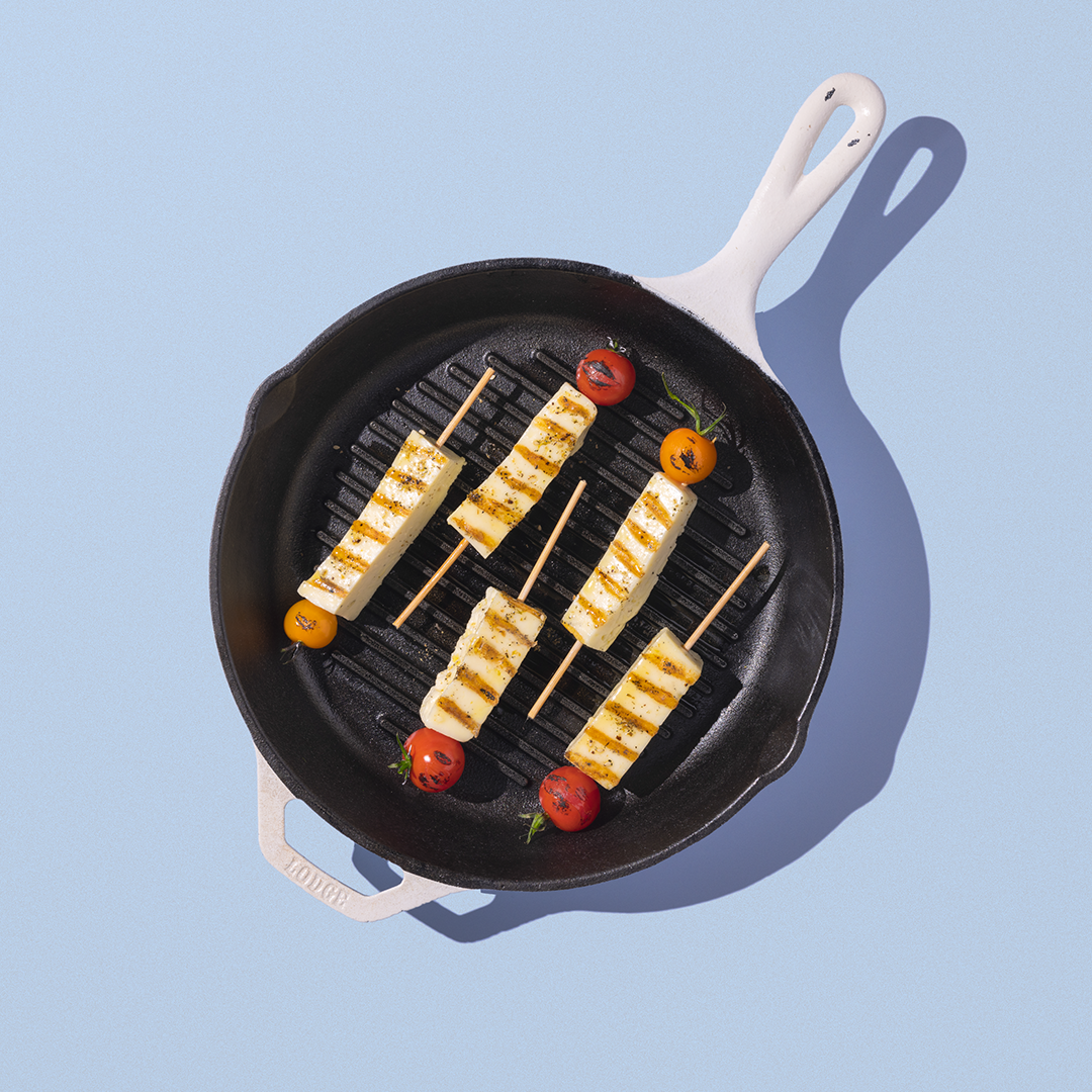 Halloumi skewers with tomatoes in a pan